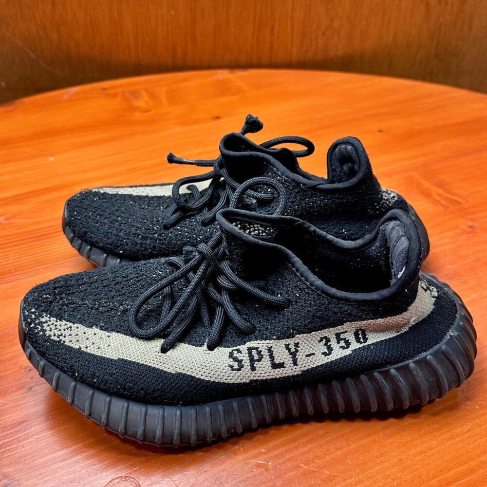 Black Addidas Yeezy - Men's US-5/Womens US-6.5-7